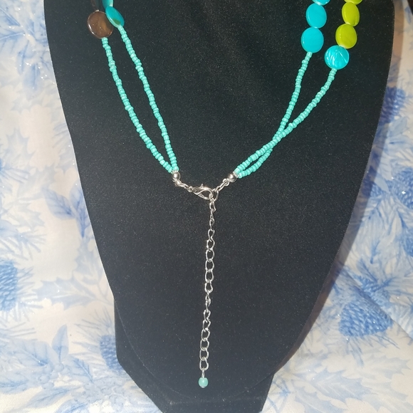 Glass pearlescent statement necklace - Picture 4 of 8